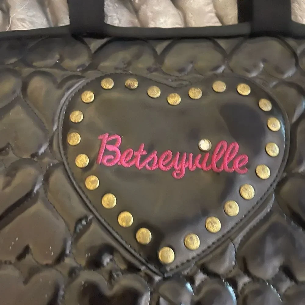 Betseyville Betsey Johnson Puffy Quilted vegan leather laptopScomputer bag case